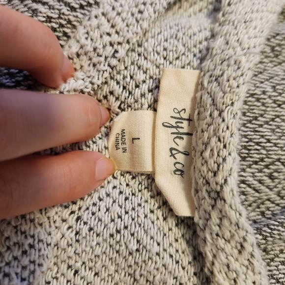 ✨2 for $5✨ Gray Patterned Offset Zip Up Sweater Style & Co Size Medium - Picture 7 of 8